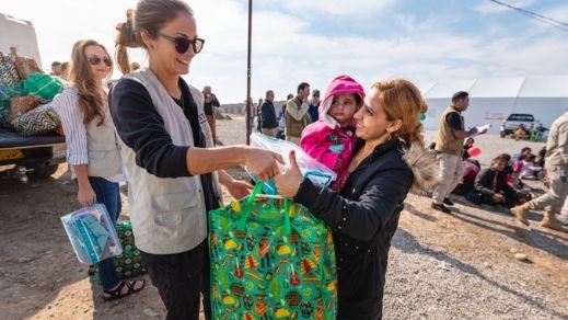Hilfsgüter werden von Samaritan's Purse an syrische Flüchtlinge übergeben.